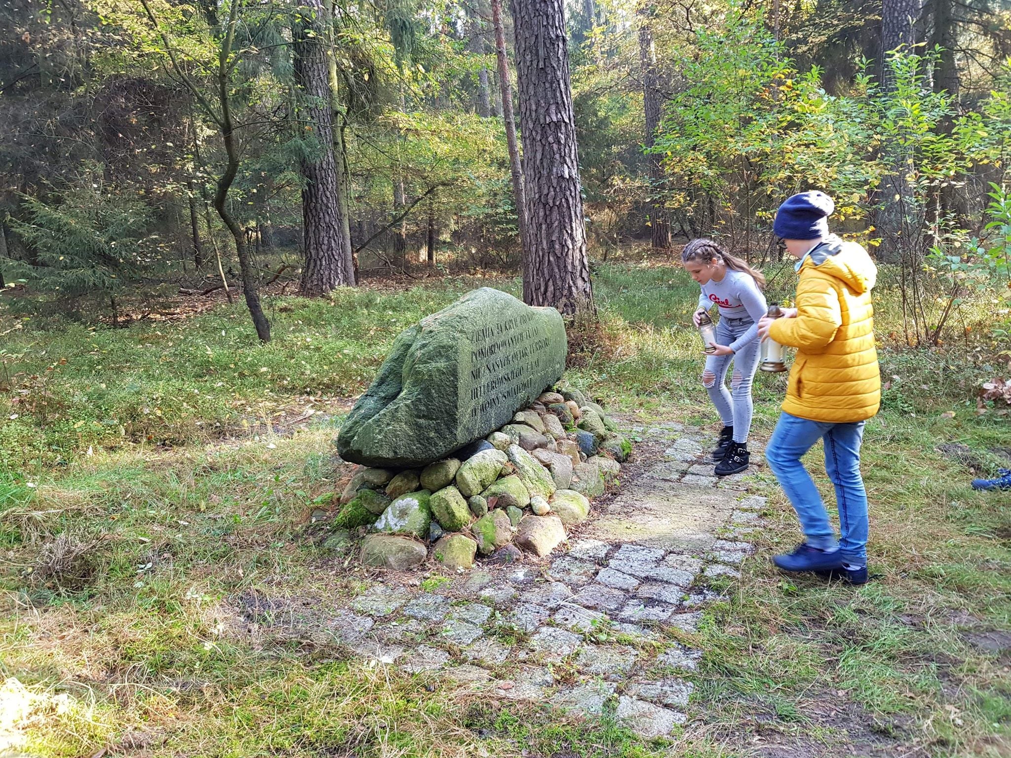 Przygotowania do uroczystości nad Mogiłami Pomordowanych Polaków w lasach gminy Mosina w okresie II Wojny Światowej.