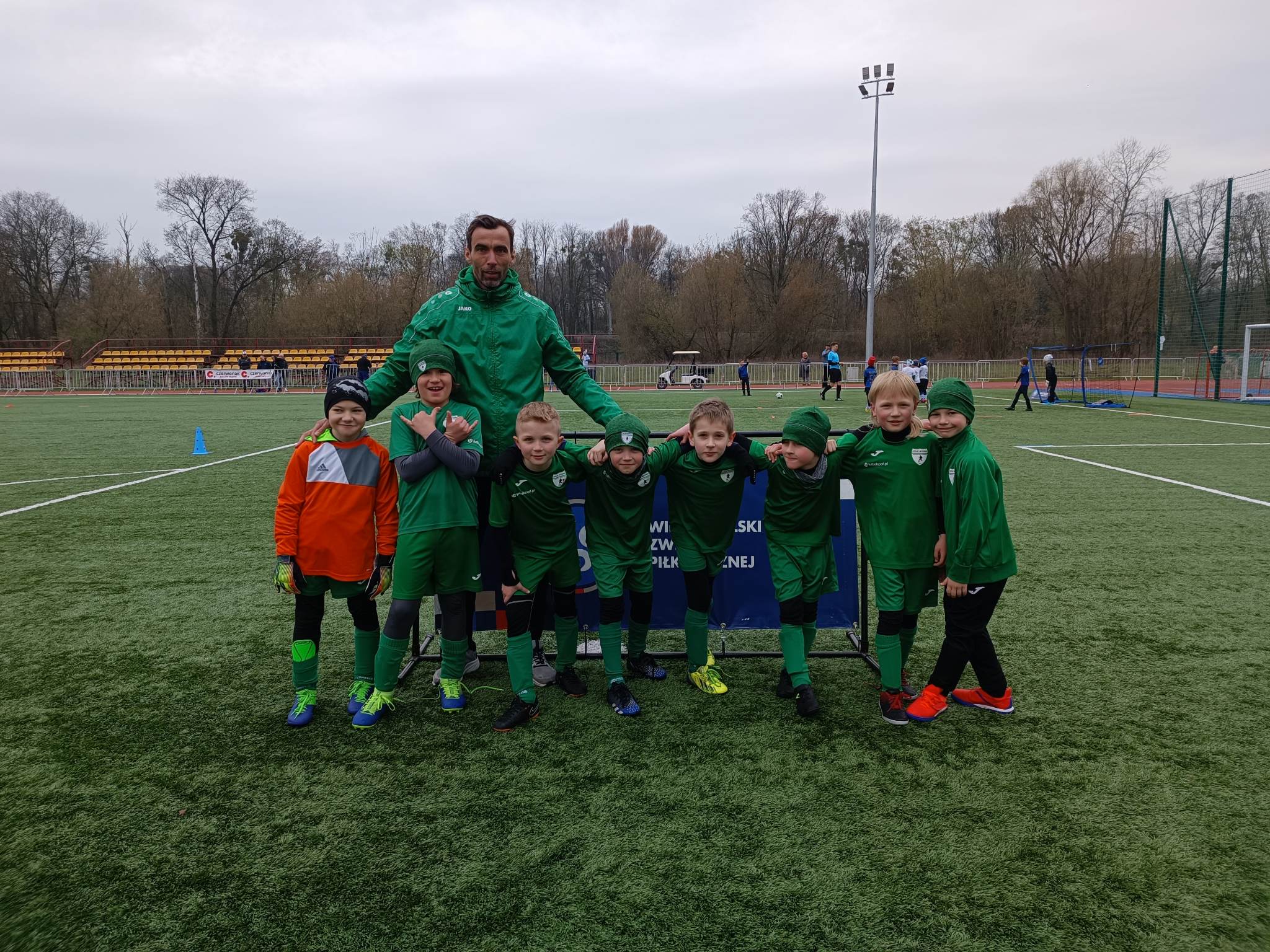 Awans naszych uczniów do finałów wojewódzkich Turnieju z Podwórka na stadion o Puchar Tymbarku.