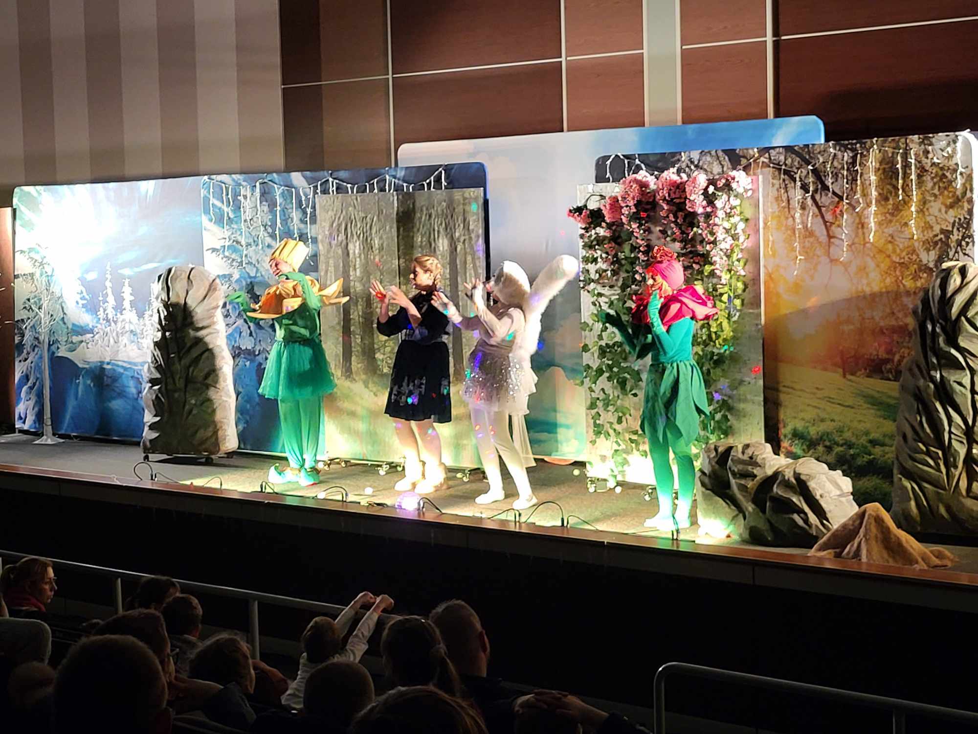 Uczniowie klas I-III uczestniczyli w spektaklu teatralnym pt.„ Królowa Śniegu”
